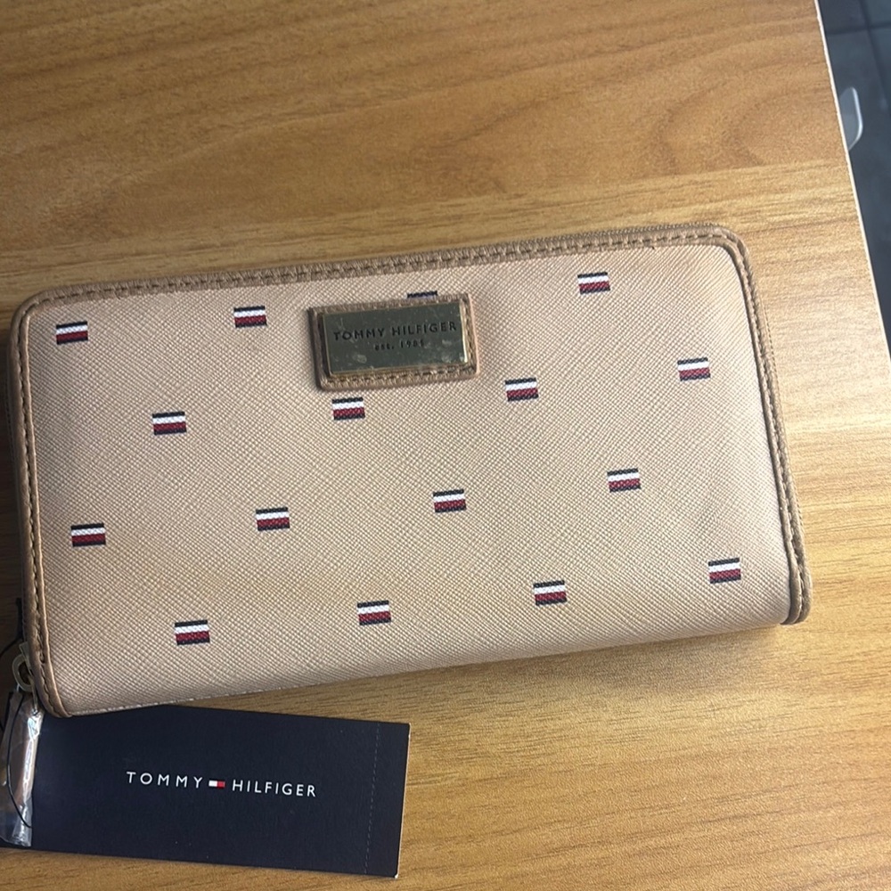 Tommy Hilfiger Tan Wallet